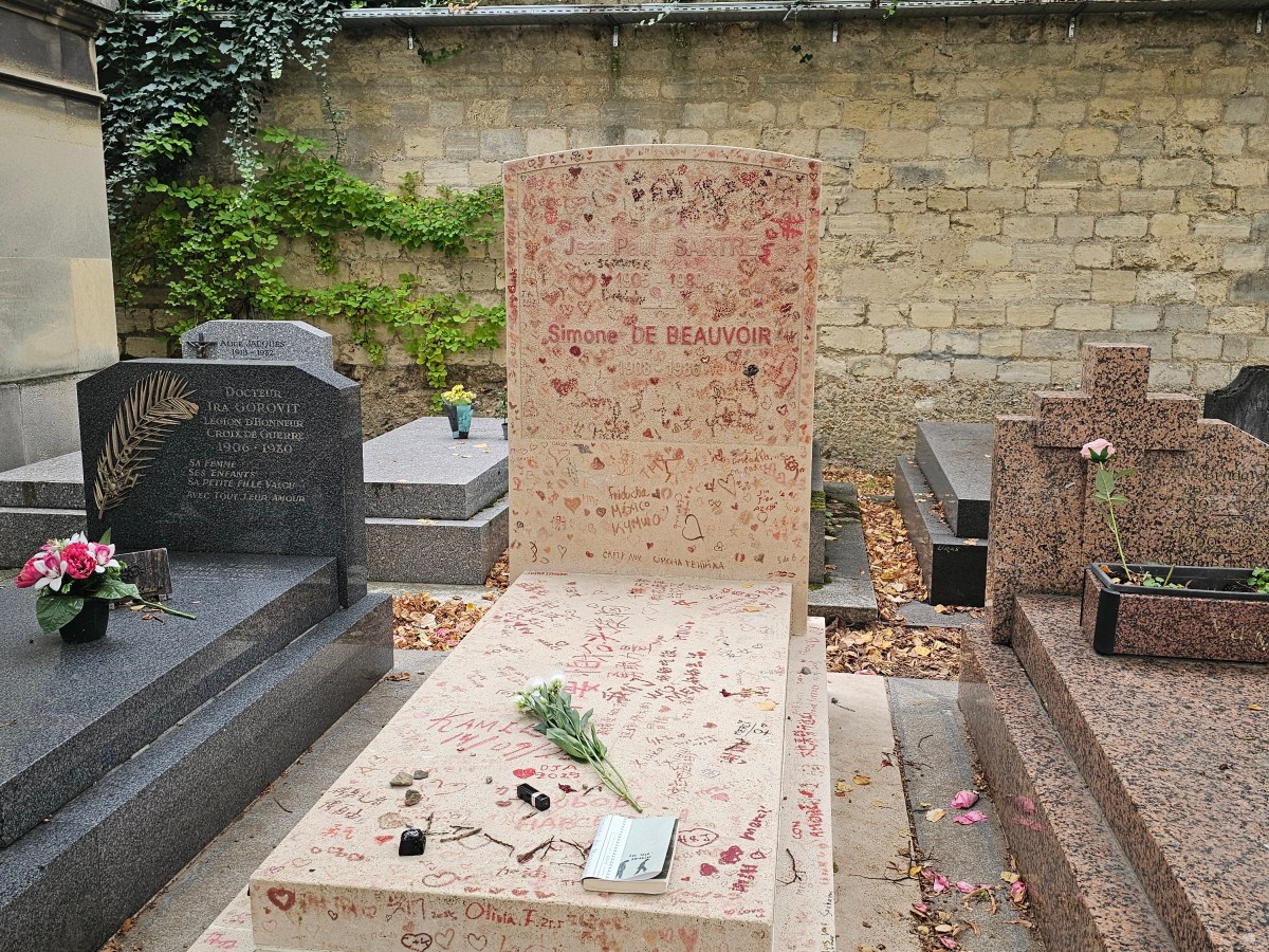 De Beauvoir, Sartre, dan makam yang penuh ciuman di&nbsp;Montparnasse